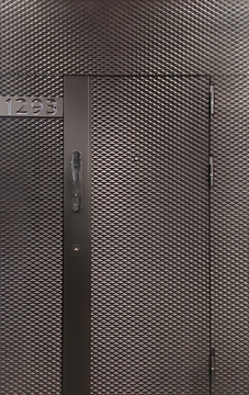 Металлическая дверь с дополнительными вставками, фрезерованными панелями МДФ и электронным замком Металлическая дверь с дополнительными вставками, фрезерованными панелями МДФ и электронным замком