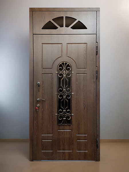 Входная дверь с МДФ с остеклением и с верхней вставкой Входная дверь с МДФ с остеклением и с верхней вставкой