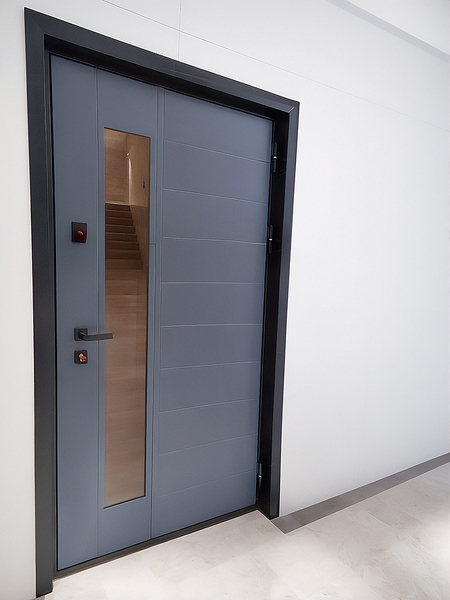 Стальная дверь в холл, остекление, отделка МДФ Стальная дверь в холл, остекление, отделка МДФ