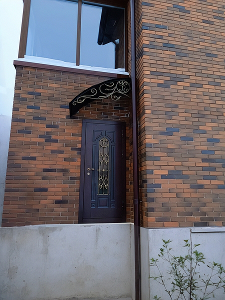 Уличная дверь с остеклением и решеткой Уличная дверь с остеклением и решеткой